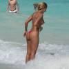 Прикольная голая девка на пляже (Эротика)